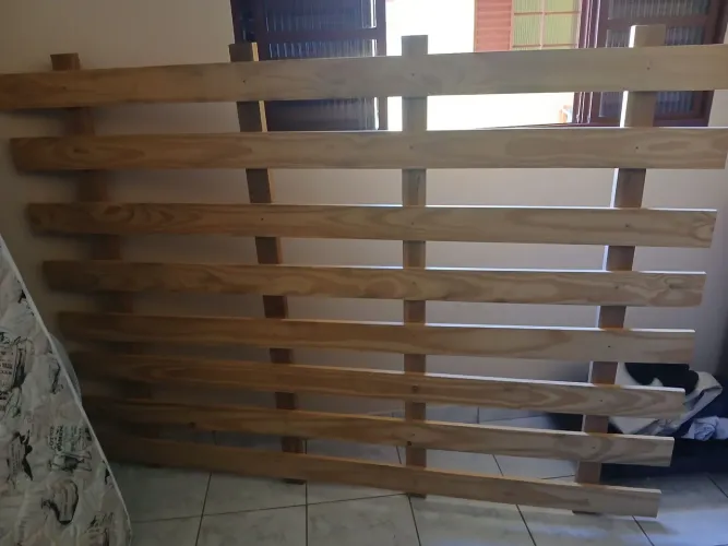 Cama casal de madeira 