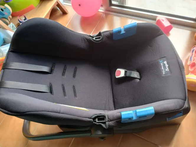 Bebe conforto Burigotto com base para o carro semi novo!!