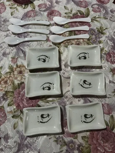 Jogo de pratos e colheres para sushi ou finger food