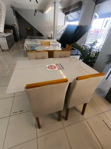 Mesa de Jantar Elegante + Cadeiras