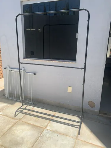 Arara para roupas em perfeito estado