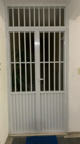 Portão de alumínio com grades