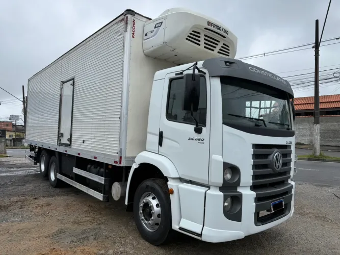 Vw 24280 2021 6x2 baú refrigerado constelation 