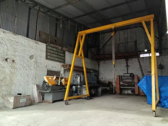 Pórtico com trole e talha Bergsteel Usada 