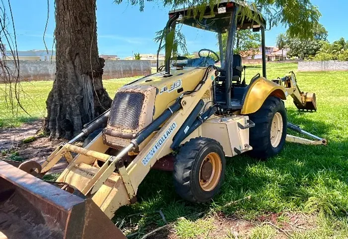 Retroescavadeira New Holland LB90 4x4 ano 2006