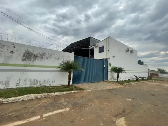 TENHO DOIS GALPÕES PARA A VENDA, EM ÓTIMA LOCALIZAÇÃO.