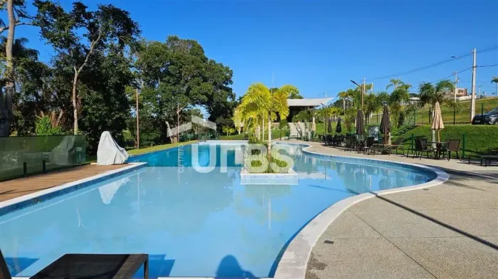 Lote à venda no Jardins Versalhes