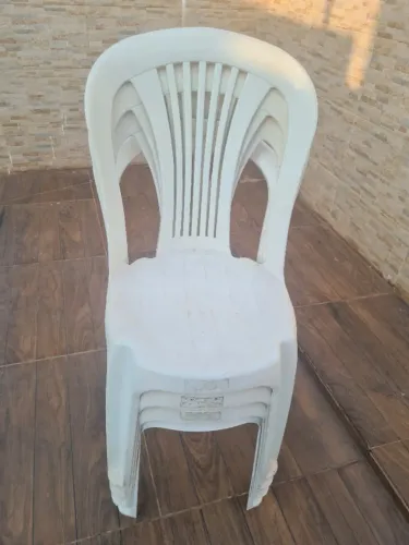 Vendo 4 cadeiras de plástico brancas
