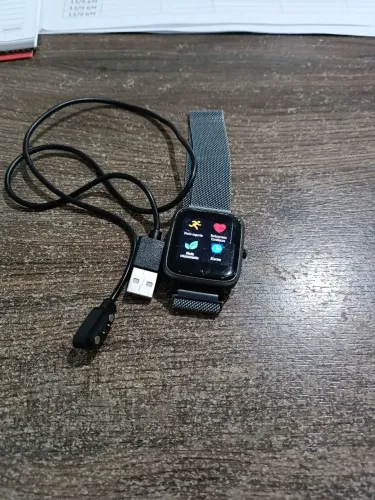 Smartwatch com pulseira de metal