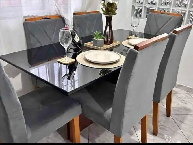Mesa com 6 cadeiras tampo com vidro e cadeiras em madeira maciça