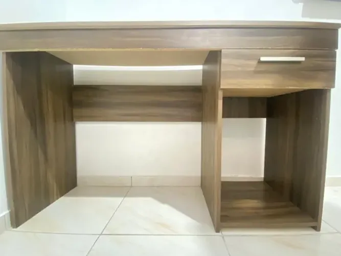 Escrivaninha Grande Marrom c/ Gaveta e Nicho - 122cm x 76cm x 42cm
