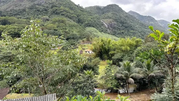 Sítio em meio a natureza, com casa, riacho e muito mais