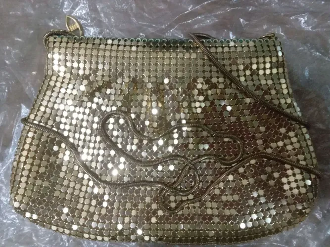 Bolsa de Metal Dourada Vintage