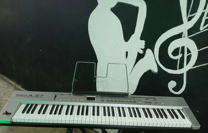 Roland A-37 MIDI Keyboard Controller na Musical