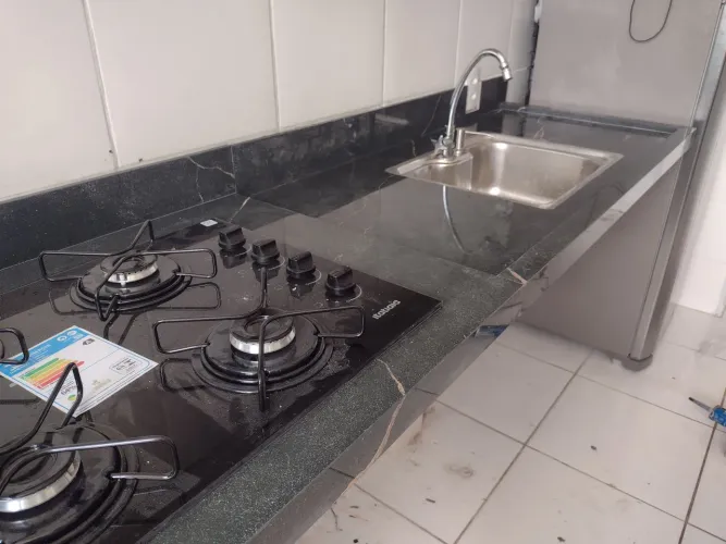 Pias cozinha, nichos e lavatórios banheiro em porcelanato 