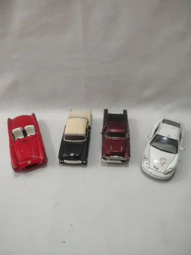Miniaturas em Metal 4 Veículos Todos possuem algum tipo de Problema 