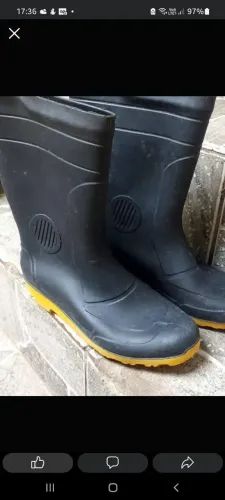 Botas de borracha pretas com sola amarela