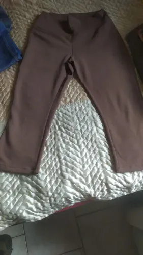 Lote de mil peças de roupas novas e semi-novas.