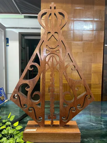 Escultura Nossa Senhora em Madeira maciça (novo)
