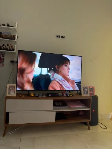 Vendo uma tv Samsung 50 polegada, 4k com comando de voz , ainda leva um rack