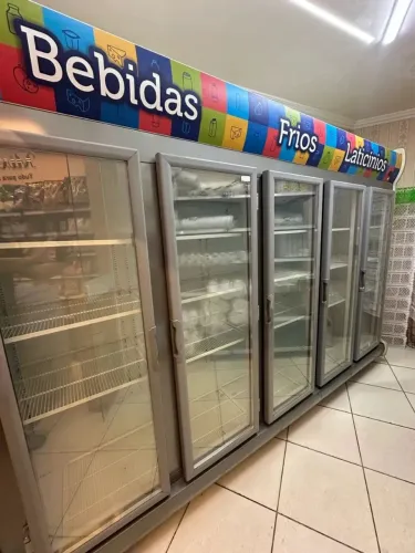 Expositor Vertical Refrigerado Auto Serviço 5 Portas