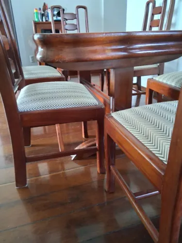 Mesa de jantar em madeira maciça com 8 cadeiras