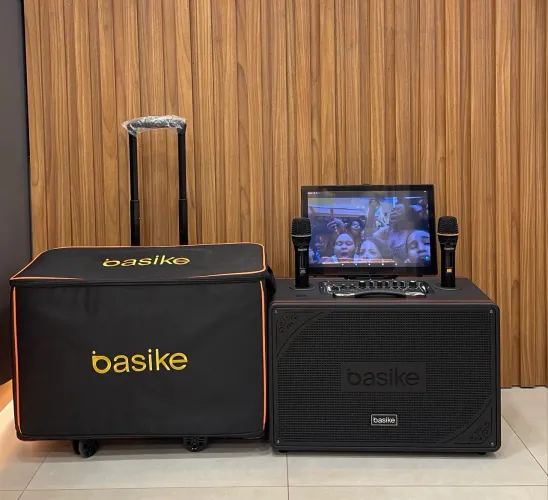 Caixa de Som Bluetooth E Karaokê C/2 Microfones Rgb Cor Preto Tws Led Basike com case 