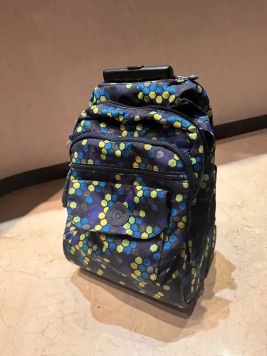 Mochila Kipling de Rodinha Preto/Amarelo/Azul