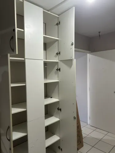 Estante de escritório em madeira com porta