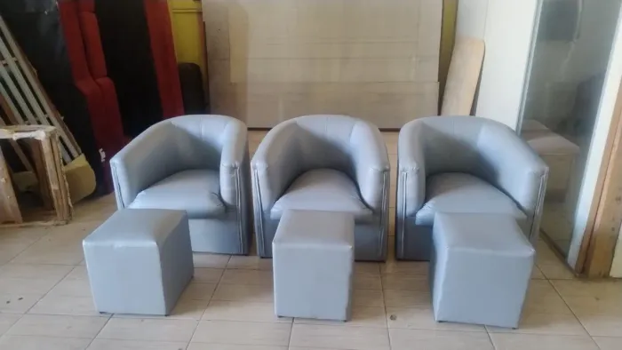 Poltronas com Puff em Corino e Suede