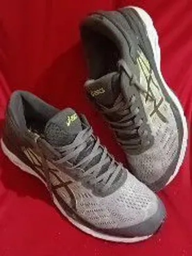 Asics Gel-Kayano 24 Lite-Show, tamanho 41, higienizados e revitalizados pronto para usar.