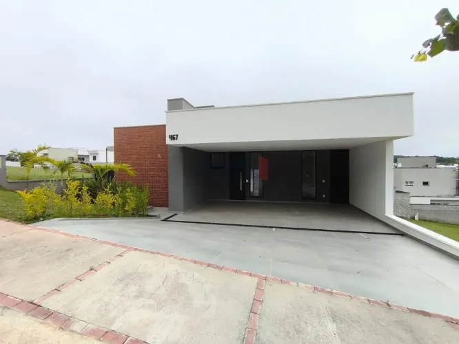Casa em Condomínio Fechado com 03 suítes, piscina e área gourmet para Locação!
