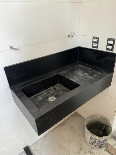 Pia em mármore preto escovado