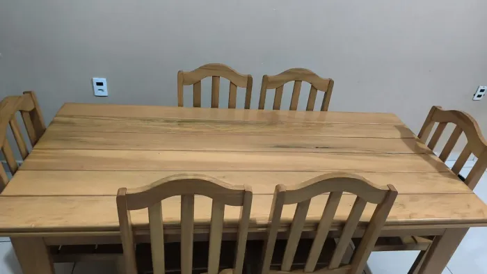 Vende-se uma mesa de 6 cadeiras, máquina de lavar um guarda roupa de solteiro, uma cama