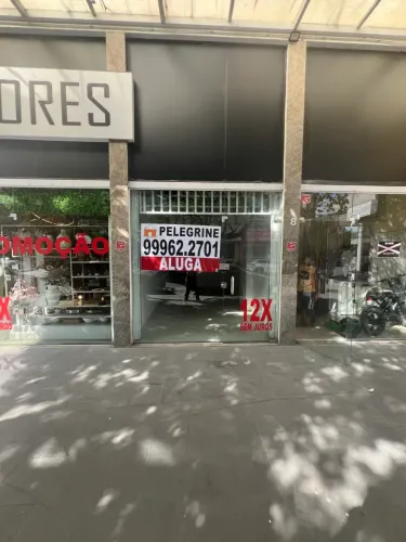Pelegrine Aluga Loja com 35m² (30m² térreo e 5m² mezan.), pé direito alto, 1 vaga Itapuã