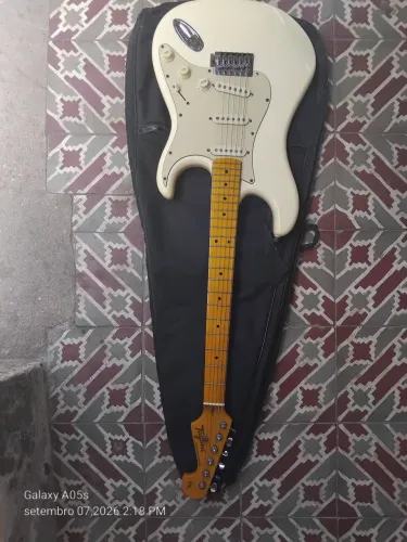 Guitarra e caixa amplificada 2 cabos santo angelo