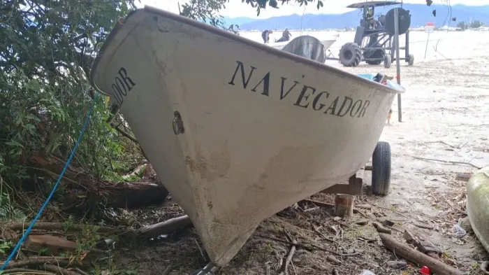 Barco de fibra 13hp casco rigido encavernado.