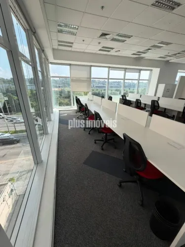CONJUNTO COMERCIAL NO JARDIM EUROPA, MOBILIADO, COM GARAGEM !