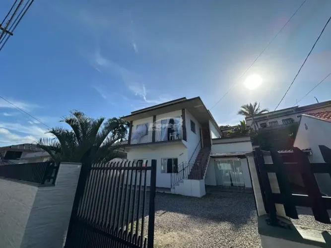 Casa de 2 pavimentos com acessos separados no bairro Gasparinho em Gaspar
