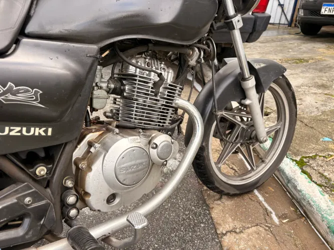 Suzuki Yes 125 Preta com Bauleto