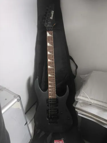 Guitarra Ibanez linda com capa