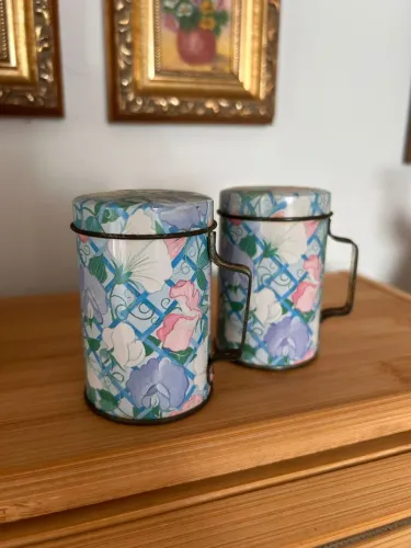 Par de Saleiro e Pimenteiro Vintage em Lata - Estampa Floral