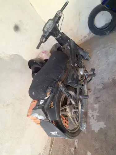 Vendo traxx 50 do jeito que está. Motor batido.