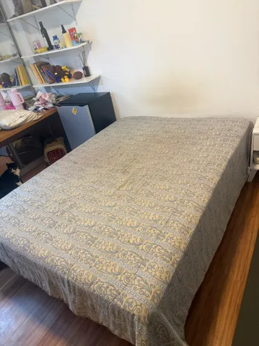 Conjunto cama box casal + mesa de cabeceira + abajur