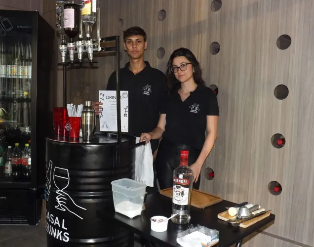 2 barmens + estrutura de bar + cardápio personalizado