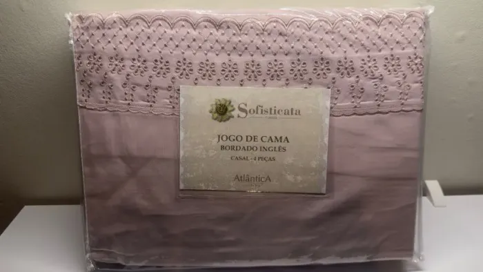 Jogo de Cama Casal Sofisticata Bordado Inglês cor ROSA SUAVE (4 peças) da marca Atlântica