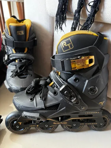 Patins Inline Traxart Revolt Turbo Black Gold Abec-9 + mochila e proteções (36/37)