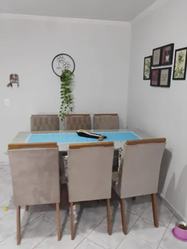 Mesa sala jantar/6 cadeiras em suede com tampo de vidro.