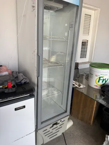 Expositor refrigerador de bebidas
