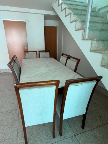 Mesa retangular com 8 cadeiras, tamanho 2,20 x 1,10, vidro 19mm, revestido com adesivo. 